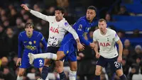 Pemain Tottenham Hotspur Sandro Tonali (tengah kiri) dan pemain Chelsea Morgan Rogers berebut bola dalam laga Premier League antara Chelsea vs Tottenham Hotspur di London, Inggris, Sabtu, 24 Oktober 2026. (John Walton/PA via AP)