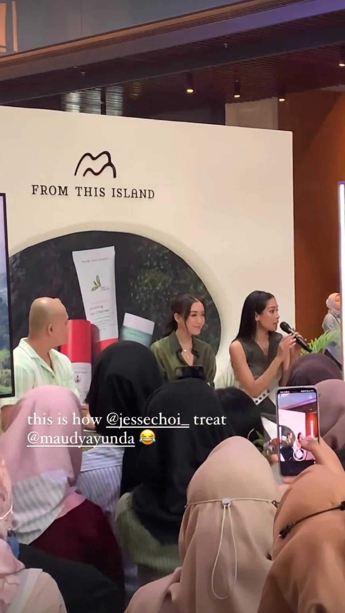 Di bagian panggung, Maudy terlihat tengah sibuk mengikuti acara sebagai bintang tamu. Ia bahkan tak sempat memantau di mana suaminya berada saat itu.