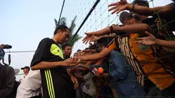 Selang berapa menit berada di lapangan, Jokowi menyempatkan diri untuk berbincang dengan para selebriti, wasit dan penonton, Jakarta, Minggu (17/8/14). (Liputan6.com/Herman Zakharia)