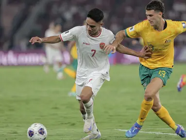 Pemain timnas Indonesia, Marselino Ferdinan (kiri) berebut bola dengan Alessandro Circati (Australia) pada laga kedua Grup C putaran ketiga Kualifikasi Piala Dunia 2026 Zona Asia di Stadion Utama Gelora Bung Karno (SUGBK), Jakarta, Selasa (10/9/2024). (Liputan6.com/Angga Yuniar)