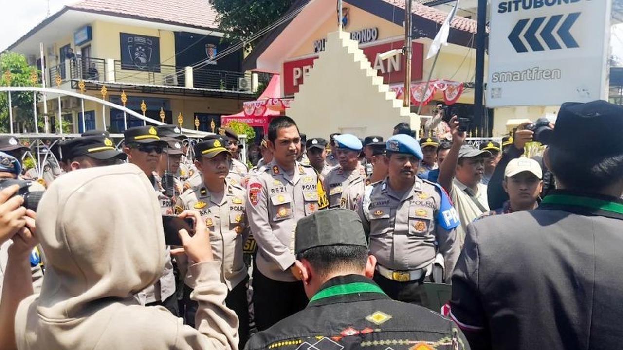 Shalat Gaib Iringi Aksi Solidaritas Mahasiswa HMI di Situbondo, Tuntut Keadilan Pengemudi Ojol Tewas Ditabrak Brimob