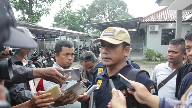 Wakil Direktur Reserse Narkoba Polda Jawa Tengah, AKBP AKBP Rendra Radita Dewayana memberikan keterangan kepada wartawan soal razia di Lapas Narkotika Nusakambangan. (Foto: Liputan6.com/Muhamad Ridlo/Polres Cilacap)