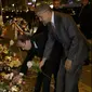 Sekuntum mawar putih dari Obama untuk korban teror Paris di Teater Bataclan. (Reuters)