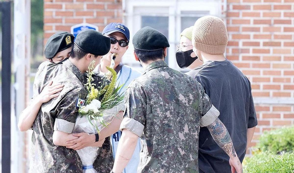 Terlihat kehadiran RM, J-Hope, Jimin, V, dan Jungkook pagi ini di Yeoncheon, lokasi Jin bertugas, untuk menyambut antusias bebas tugasnya Jin. Sementara Suga yang bertugas di bidang pelayanan sosial, dikabarkan akan bertemu setelah jam kerja di gedung HYB