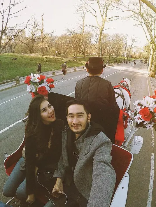 "Kayak kemaren dia minta ke saya karena dia mau jadi bintang tamu. Bahkan waktu di sana (Amerika) masih ngedipin mata susunin koper. Kata suaminya bilang ke saya, biarin si Jeje aja nanti yang beresin," kata Amy. (Instagram/ritchieismail)