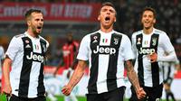 Striker Juventus, Mario Mandzukic (tengah) berselebrasi usai mencetak gol ke gawang AC Milan pada lanjutan Liga Serie A Italia di stadion San Siro, Milan (11/11). Juventus menang 2-0 atas AC Milan. (AP Photo / Daniel Dal Zennaro)