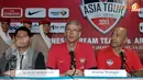 Arsene Wenger (tengah) mengaku akan menyajikan pertandingan luar biasa di Stadion Gelora Bung Karno pada Minggu 14 Juli 2013 mendatang (Liputan6.com/Helmi Fithriansyah)
