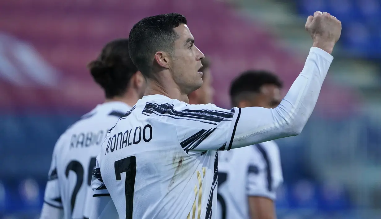 Bintang Juventus, Cristiano Ronaldo merayakan gol keduanya yang dicetak ke gawang Cagliari dalam laga pekan ke-27 Liga Italia di Sardegna Arena, Minggu (14/3/2021). Ronaldo mencetak hat-trick untuk membawa Juventus meraih kemenangan atas Cagliari 3-0. (Alessandro Tocco/LaPresse via AP)