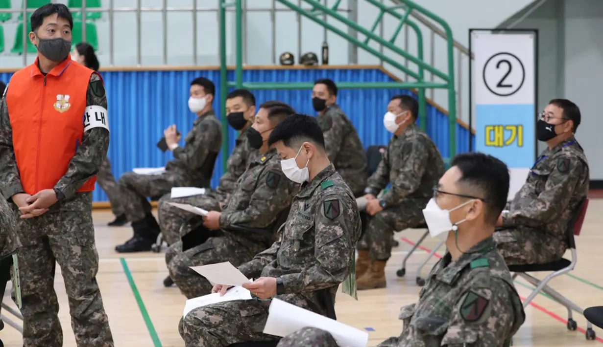 Tentara Korea Selatan menunggu usai menerima dosis pertama vaksin virus corona COVID-19 AstraZeneca di Rumah Sakit Pusat Angkatan Bersenjata, Seongnam, selatan Seoul, Rabu (28/4/2021). Militer Korea Selatan mulai menjalani vaksinasi COVID-19. (Handout/South Korean Defence Ministry/AFP)