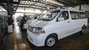 Pekerja merakit ambulans di basis manufaktur milik perusahaan Brilliance Auto di Shenyang, Provinsi Liaoning, China, 3 Februari 2020. Dalam beberapa hari terakhir, perusahaan itu memproduksi ambulans bertekanan negatif secara cepat untuk memerangi epidemi coronavirus baru. (Xinhua/Pan Yulong)