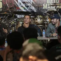 [Bintang] Tony Q Rastafara dan rekan-rekan dalam jumpa pers. (Syaiful Bachri/Bintang.com)