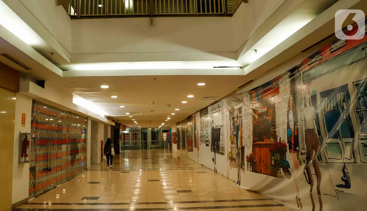 Seorang perempuan mengunjungi Plaza Semanggi, Jakarta, Senin (13/6/2022). Plaza Semanggi yang merupakan salah satu pusat perbelanjaan legendaris di DKI Jakarta dan sempat menjadi tempat nongkrong favorit kaum muda-mudi ini tampak sepi seolah tak berpenghuni. (Liputan6.com/Heman Zakharia)