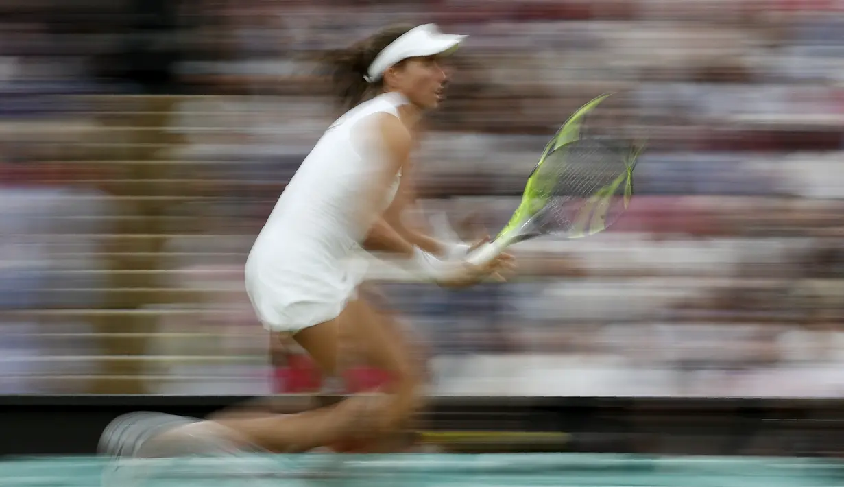 Aksi petenis Inggris Raya, Johanna Konta mengejar bola saat melawan petenis Rumania, Simona Halep pada perempat final tunggal putri Wimbledon 2017 di The All England Lawn Tennis Club, Wimbledon, London, (11/7/2017). (AFP/Adrian Dennis)