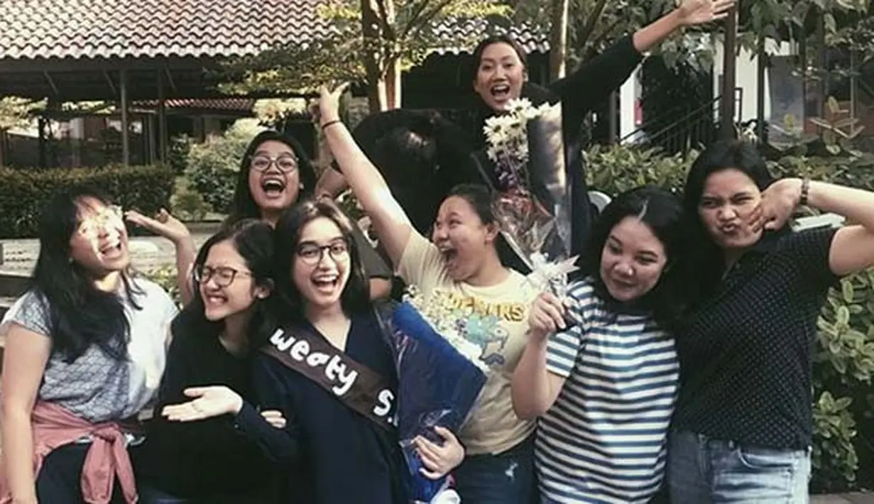 Di akun Instagramnya, Amanda menuliskan curahan hatinya yang sudah melewati proses panjang di bangku kuliah, terutama saat menulis skripsi. Ia sempat merasa salah ambil keputusan soal tema skripsinya. (Instagram/auroramanda)