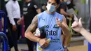Penyerang Uruguay, Luis Suarez mengenakan masker mengikuti sesi latihan jelang menghadapi Kolombia pada kualifikasi Piala Dunia  2022 di Barranquilla, Kolombia (12/11/2020). Selain Suarez, penjaga gawang Uruguay Rodrigo Munoz juga positif COVID-19. (AFP/Raul Arboleda)