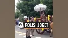 Seorang polisi menarik perhatian publik saat pawai di jalan Ratchaburi, Thailand. Polisi tersebut mengatur lalu lintas pawai sambil berjoget. Aksi kocaknya ini terekam kamera warga.