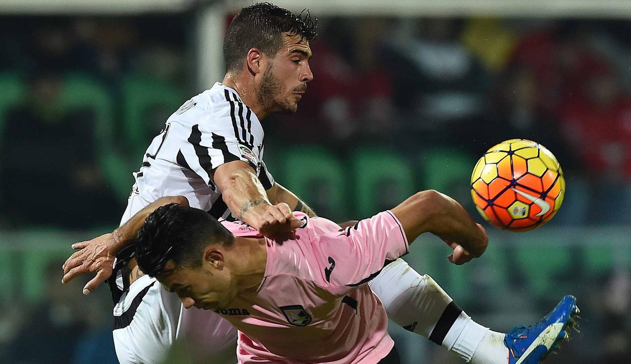 Pemain Juventus, Stefano Sturaro (kiri)  berebut bola dengan pemain Palermo, Giancarlo Gonzalez  pada laga lanjutan Liga Italia Serie A  di Stadion Renzo Barbera, Palermo, Senin (30/11/2015) dini hari WIB .  (AFP Photo/Gabriel Bouys)