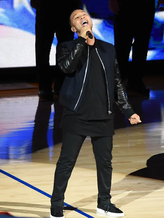 Penyanyi, John Legend saat menyanyikan lagu kebangsaan sebelum Game 1 NBA Finals 2016 antara Golden State Warriors dan Cleveland Cavaliers di Oracle Arena, California, USA (2/6/2016). (Bob Donnan-USA TODAY Sports)