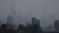 Kabut tebal menyelimuti Manhattan di New York, Selasa (20/7/2021). Kebakaran hutan di Amerika wiilayah barat, termasuk satu kebakaran di negara bagian Oregon yang saat ini merupakan yang terbesar di AS, menyebabkan langit berkabut hingga New York.  (AP Photo/Julie Jacobson)