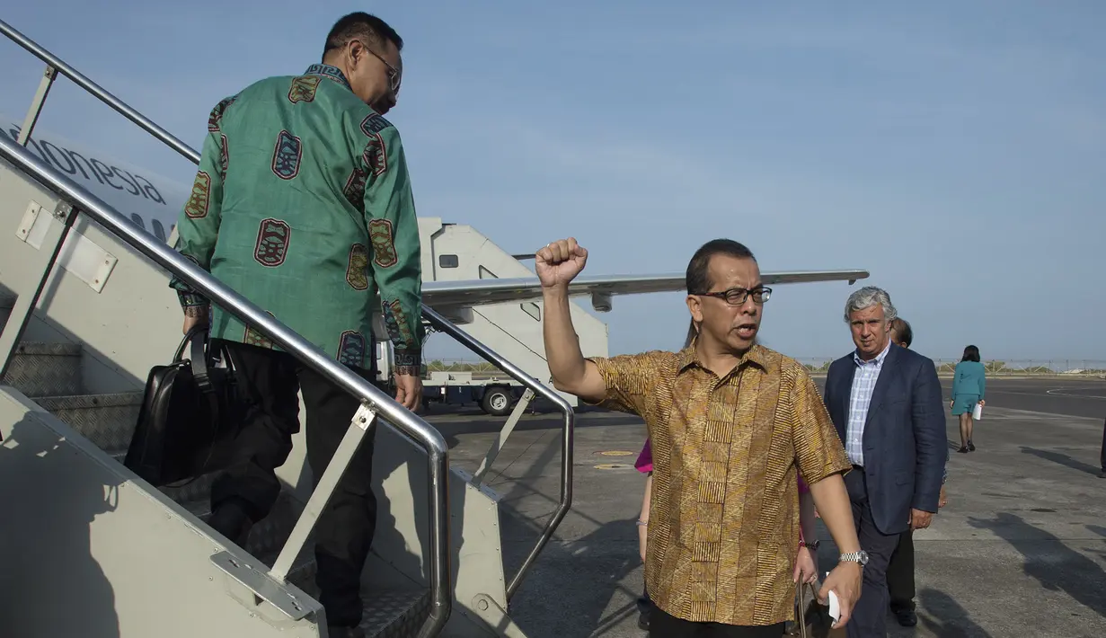 Komisaris Utama Garuda Indonesia Bambang Susantono (kiri) bersama Dirut Garuda Indonesia Emirsyah Satar (tengah) dan Dubes Portugal untuk Indonesia Joaquim Moreira de Lemos (kanan) dalam penerbangan perdana Garuda rute Denpasar-Dili. (Antara Foto/Rosa P)