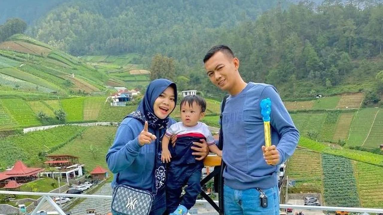 Meskipun kerap bertugas di tempat terpisah, keduanya tetap menjadi pasangan yang harmonis. Dari pernikahannya, Sertu Dhony dan Briptu Ardiana telah dikaruniai seorang bayi lucu bernama Arkhana. <br>