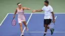 Petenis terbaik Indonesia, Aldila Sutjiadi yang berpasangan dengan petenis India, Rohan Bopanna sukses menembus babak semifinal nomor ganda campuran turnamen tenis Grand Slam US Open 2024 usai menaklukkan unggulan keempat yang berstatus juara Grand Slam yang juga peraih medali emas Olimpiade, Barbora Krejcikova/Matthew Ebden pada babak perempat final di court 5 USTA Billie Jean King National Tennis Center, New York City, Amerika Serikat, Selasa (3/9/2024) dini hari WIB. Dalam laga yang berlangsung dalam 93 menit, Aldila/Rohan menang atas pasangan gado-gado Republik Ceska/Australia tersebut dengan skor 7-6 (4), 2-6 dan 10-7. (Chryslène Caillaud/Athletica Company)