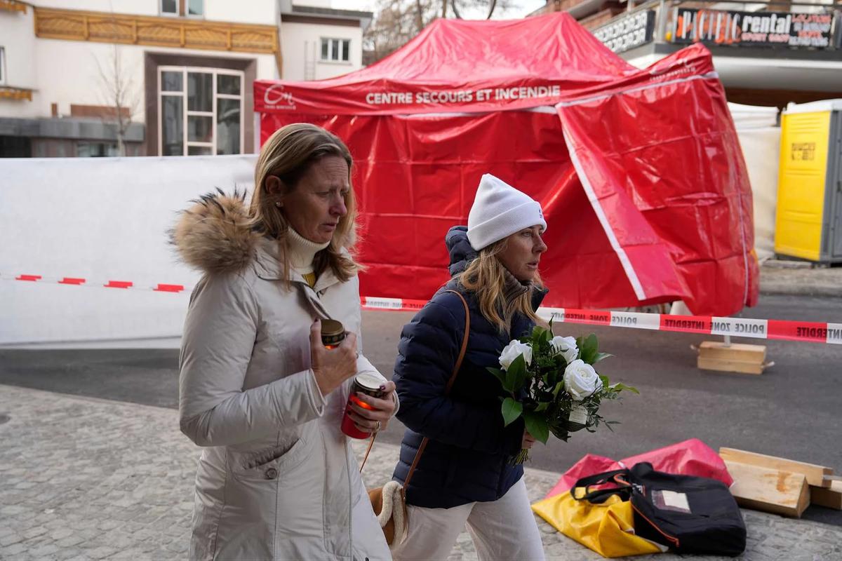 FOTO: Warga Berdoa dan Letakkan Karangan Bunga di Lokasi Kebakaran Crans Montana Swiss