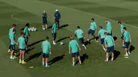 Para pemain Real Madrid berlatih di kompleks latihan Valdebebas, Madrid, Spanyol, Senin (30/9/2019). Real Madrid bersiap jelang menjamu Club Brugge dalam laga Liga Champions. (AP Photo/Bernat Armangue)