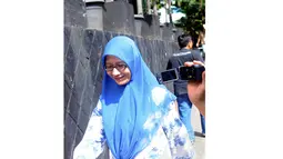 Athiyyah Laila yang datang dengan megenakan jillbab bewarna biru tampak tersenyum saat ditanya wartawan. (Liputan6.com/Faisal R Syam)