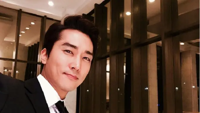 Song Seung Heon mengenakan jaket bomber seperti yang dikenakan Jokowi. (Instagram/songseungheon1005)