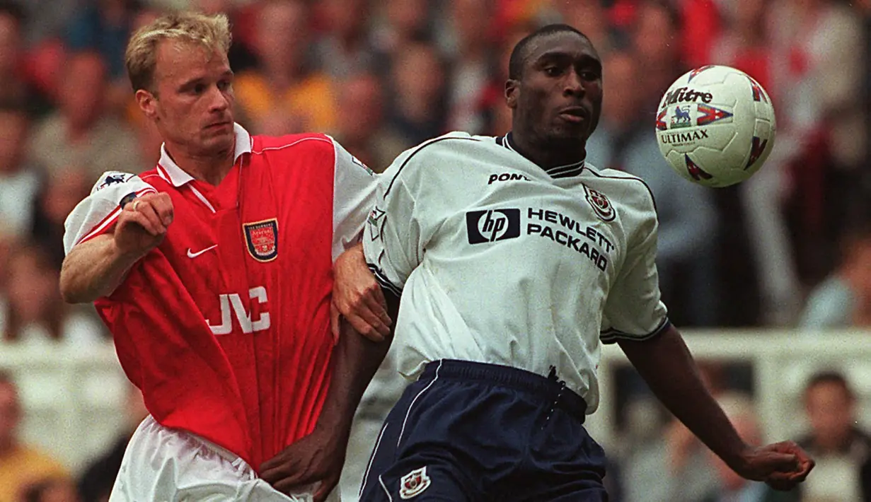 Pemain Tottenham, Sol Campbell berebut bola dengan pemain Arsenal, Denis Bergkamp pada laga Liga Premier di Stadion Highbury, Inggris, Sabtu (30/8/1997). (EPA/Paul Vicente)