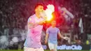 Pemain Lazio, Alessio Romagnoli, membuang flare yang masuk ke lapangan saat melawan AS Roma pada laga perempat final Coppa Italia 2023/2024 di Stadio Olimpico, Kamis (11/1/2024). (AP Photo/Gregorio Borgia)