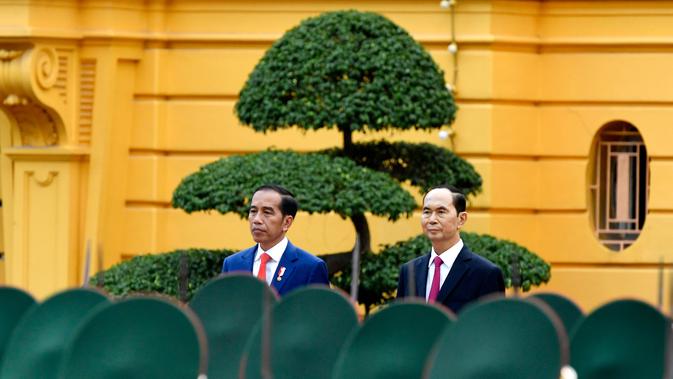 Presiden Joko Widodo dan Presiden Vietnam Tran Dai Quang mengikuti upacara penyambutan di Istana Presiden di Hanoi, Vietnam (11/9). Jokowi dijadwalkan hadir dalam World Economic Forum (WEF) on ASEAN di NCC, Hanoi. (AP Photo/Nhac Nguyen)