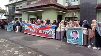 Gerakan Mahasiswa Jawa Tengah menggelar aksi demonstrasi di depan Kampus Universitas Nahdlatul Ulama Al Ghazali (Unugha) Cilacap, Jawa Tengah, Sabtu (24/12/2022) (Istimewa)