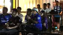 <p>Dua komunitas suporter Everton dan Tottenham Hotspur tampak antusias mendukung tim kesayangannya pada acara Roaring Night pertandingan Liga Inggris 2023/2024 antara Everton kontra Tottenham Hotspur yang diselenggarakan di Pitch 98 Kemang, Jakarta Selatan, Sabtu (3/2/2024) malam. (Bola.com/M Iqbal Ichsan)</p>
