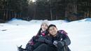 Seru main salju yang belum mahir dalam bermain ski, namun keduanya bisa mengabadikan momen mesra bareng. Momen kemesraan keduanya ini pun banyak mencuri perhatian dari netizen dan mendapat banyak doa agar keduanya lekas menikah. (Liputan6.com/IG/@delladartyan)