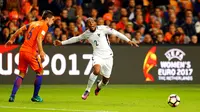 Gelandang timnas Belanda, Kevin Strootman (kiri) berusaha menghalau pergerakan pemain timnas Prancis, Djibril Sidibe, pada laga lanjutan Grup A Kualifikasi Piala Dunia zona Eropa, di Amsterdam Arena, Selasa (11/10/2016) dini hari WIB.  (Reuters/Michael Ko