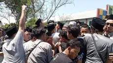 Sejumlah orang memaksa masuk ke ruang sidang pleno Muktamar ke-35 NU yang digelar di Ponpes Bahrul Ulum, Tambakberas, Jombang. (Liputan6.com/ Ahmad Apriyono)