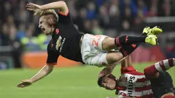 Pada September 2015, Luke Shaw mengalami cedera parah usai pelanggaran keras yang dilakukan bek PSV Eindhoven Hector Moreno hingga patah kaki dan harus rela menepi hingga akhir musim.