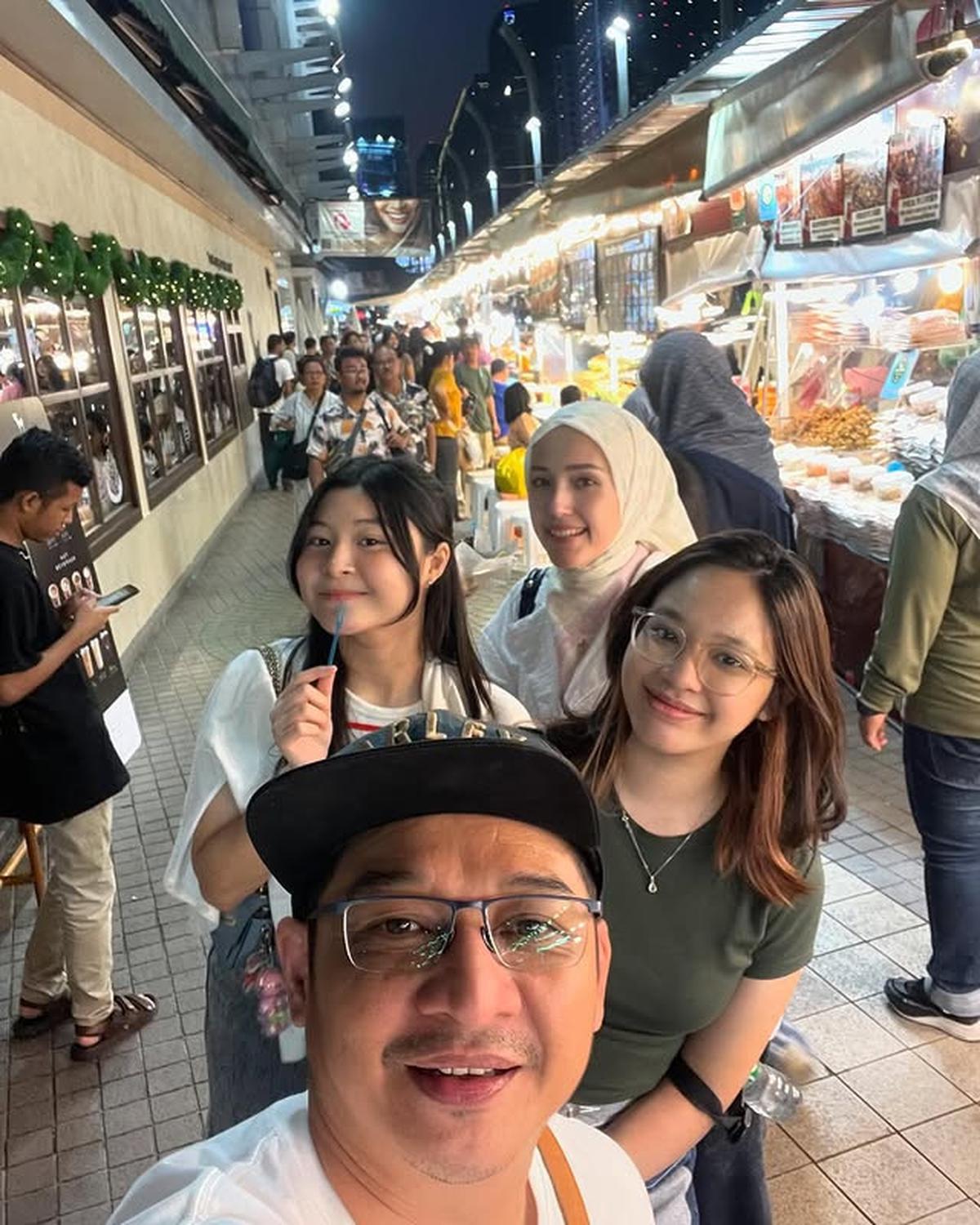 7 Potret Pasha Ungu Liburan Bareng Adelia Wilhelmina, Ajak Juga Shakiena dan Nasha 2 Anak Remajanya