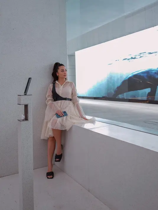 Tampil feminin dan casual, dengan padu padan ruffle dress dan obi belt. [@nikitawillyofficial94]