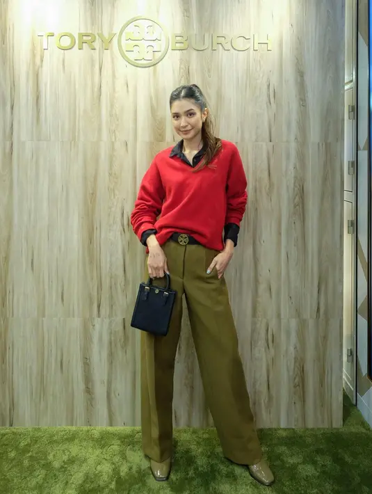 Padu padan yang chic dari Mikha Tambayong. Ia mengenakan atasan berkerah dua warna, yaitu hitam-merah, dipadu dengan celana panjang berwarna hijau army dan alas kaki berwarna senada. Ia menenteng tas tangan berwarna hitam yang menyempurnakan penampilannya secara keseluruhan. [Foto: Instagram/miktambayong]