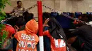 Para The Jakmania yang masih duduk di bangku sekolah diamankan polisi di Polda Metro Jaya, Jakarta, Minggu (18/10/2015). Para Jakmania itu ditangkap di Ratu Plaza karena menimpuki mobil polisi sampai rusak.  (Liputan6.com/Yoppy Renato)
