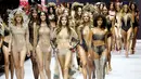  Sejumlah model memperagakan pakaian dalam transparan di catwalk saat Etam Live Show Lingerie di Fashion Week di Paris, Prancis (28/9). Pagelaran busana ini diadakan 27 September sampai dengan 5 Oktober. (REUTERS/Charles Platiau)