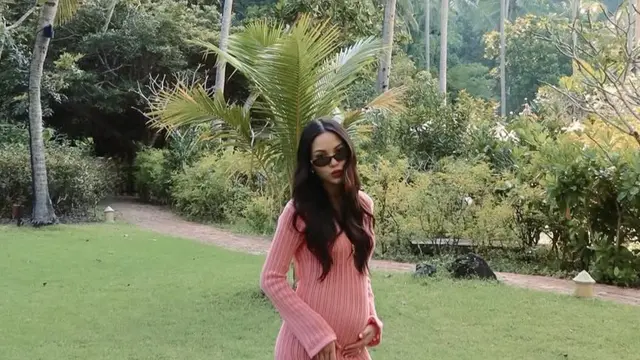 Alyssa Daguise saat Babymoon di Krabi, Thailand pakai long dress. [@alyssadaguise]