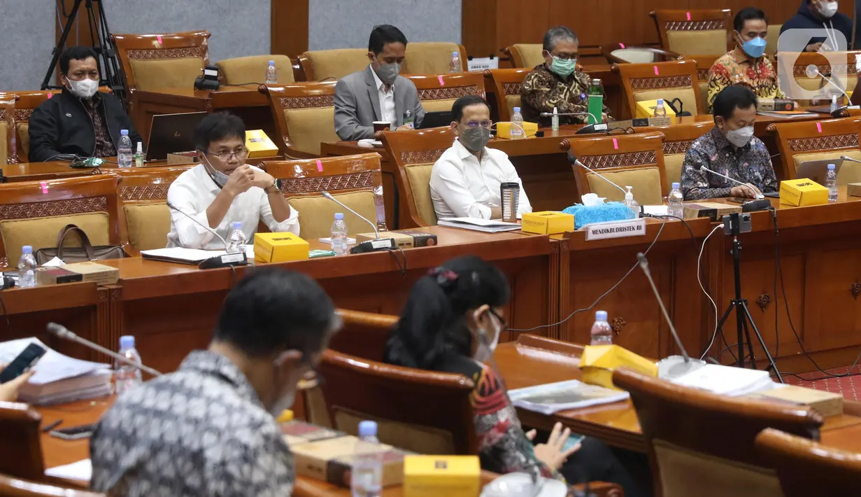 Suasana rapat kerja antara Mendikbudristek Nadiem Makarim dengan Komisi X DPR di Kompleks Parlemen, Jakarta, Selasa (15/6/2021). Rapat membahas Rencana Kerja Pemerintah Kementerian/Lembaga (RKP K/L) dan Rencana Kerja Anggaran Kementerian/Lembaga (RKA K/L) tahun 2022. (Liputan6.com/Angga Yuniar)