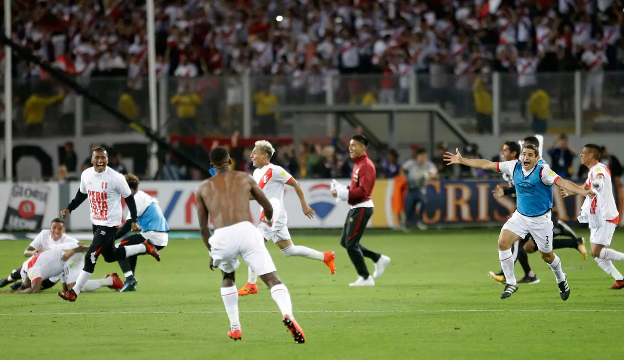 Pemain Peru merayakan kemenangan usai pertandingan melawan Selandia Baru pada leg kedua play-off interkontinental Piala Dunia 2018 di Estadio Nacional, Lima, (15/11). Peru tim terakhir yang meraih tiket Piala Dunia 2018 di Rusia. (AP Photo/Rodrigo Abd)