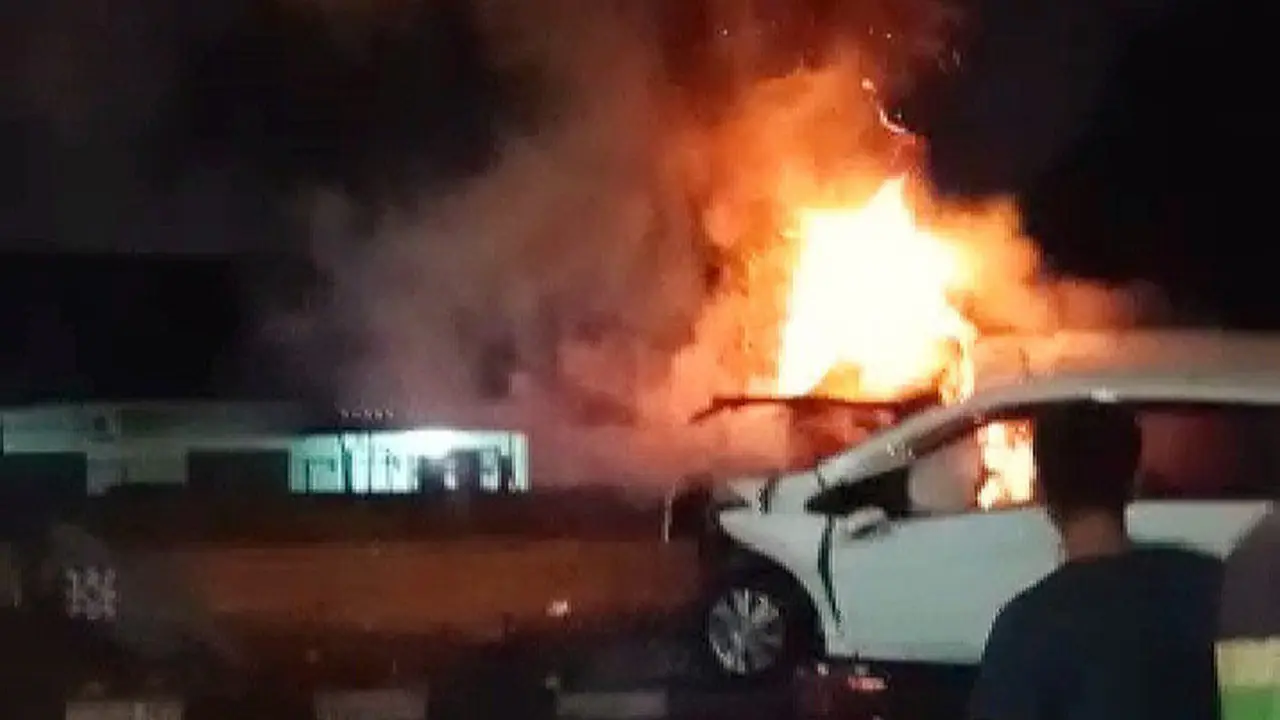 Kecelakaan mobil lalu terbakar