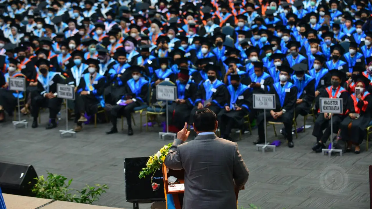 Menteri Pertahanan, Prabowo Subianto, berorasi ilmiah saat momen wisuda Universitas Pancasila, Jakarta Selatan,