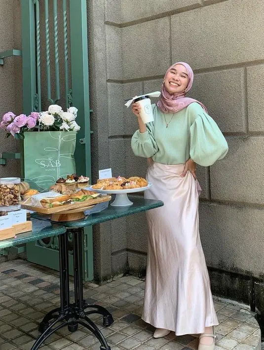 Andalkan blouse dengan detail puff sleeveless. Busana satu ini dapat menciptakan bentuk tubuh yang proposional. (Instagram/nasariaastri).